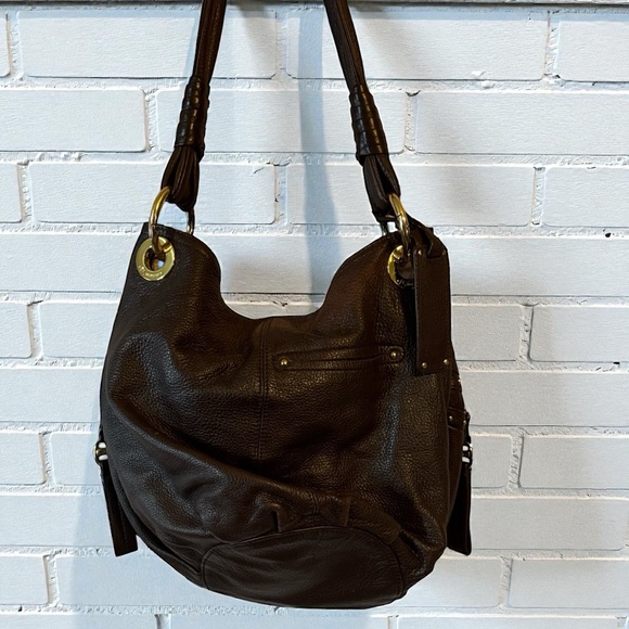 Elegant Black Leather Shoulder Bag - Picture 2 of 11